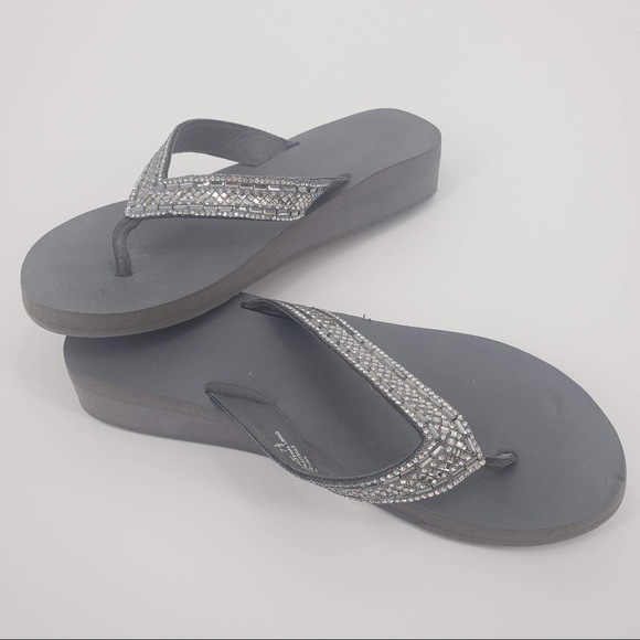 yellow box gray flip flops
